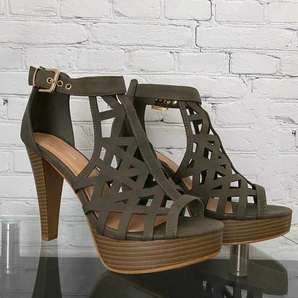 Strappy open-toed platform sandals Size 7.5